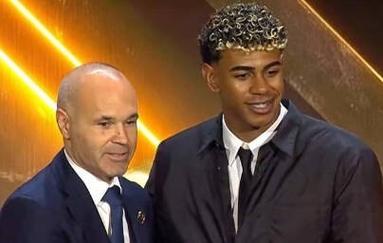 斯洛特：让萨拉赫替补不是容易的决定，但这就是我的选择