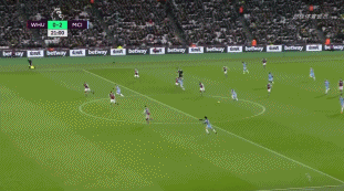 北京国安足协杯夺冠，法比奥荣膺金靴，球员拼尽全力，彰显拼搏精神。