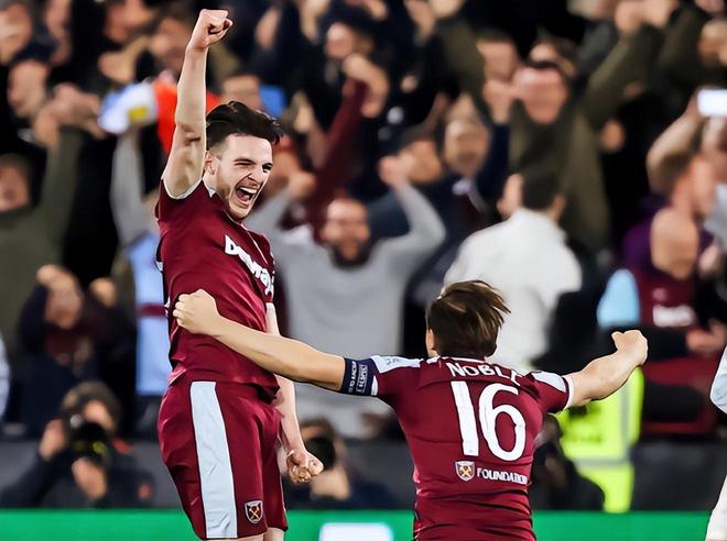 球迷沸腾：这球吹了也太离谱